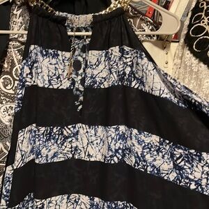 Michael Kors size small, beautiful dressRuffles on the sides above knee length.